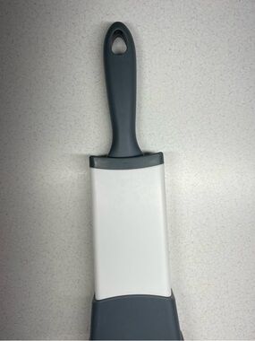 Dual-Tone Lint Brush with Long Handle - White & Dark Gray